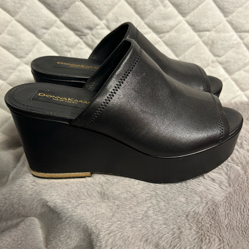 EUC Donna Karan Platform Open Toe Mules Black Leather Gold Trim Women’s size 7